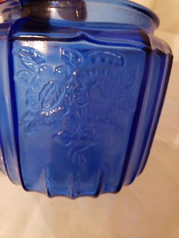 LOT #23. Cobalt Blue Lot B - depression glass square covered biscuit jar, 4 Pyrex  custard cups, and blue & gold vase | EstateSales.org