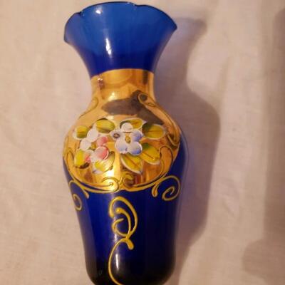 LOT #23. Cobalt Blue Lot B - depression glass square covered biscuit jar, 4 Pyrex custard cups, and blue & gold vase