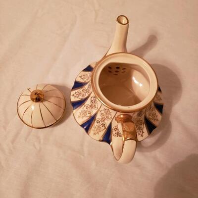 LOT #38. Vintage Sadler English bone china tea pot