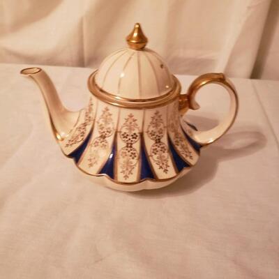 LOT #38. Vintage Sadler English bone china tea pot