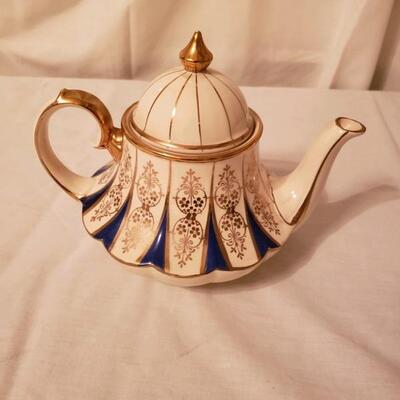 LOT #38. Vintage Sadler English bone china tea pot