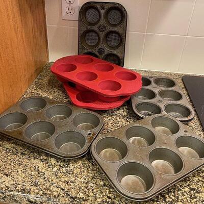 #159 Muffin Tins 4 metal and 2 Silicon 