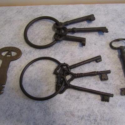 Assorted Lot of Vintage Keys