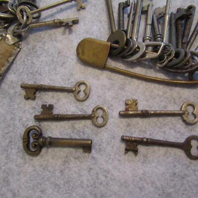 Assorted Lot of Vintage Keys