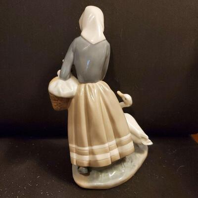 Lladro Figurine (#16)  SHEPHERDESS GIRL DUCKS & BASKET #4568  9-1/8"  X 5-5/8"