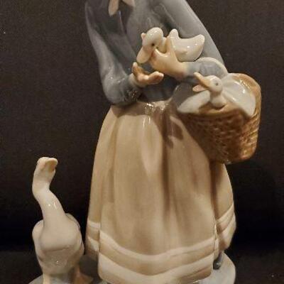 Lladro Figurine (#16)  SHEPHERDESS GIRL DUCKS & BASKET #4568  9-1/8