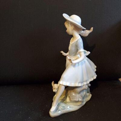 Lladro LRG figurine (#17) "MIRTH IN THE COUNTRY" GIRL Run DOG FLOWERs (4920)