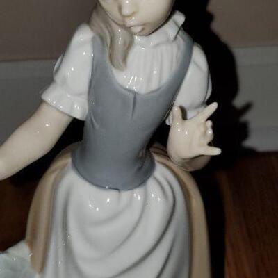 Lladro Nao Porcelain Figurine Girl with broken  Water Jug (item #41)