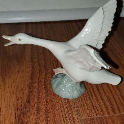 Lladro Porcelain Figurine Goose Duck Running Taking off #1265 (item #42)