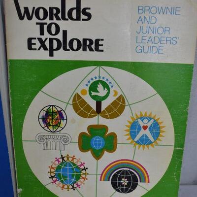 Girl Scout Books: Brownie 1980 Daisy 1993 Brownie/Junior 1977