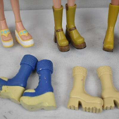 4 Bratz Dolls. No Clothing. 7 pairs of Shoes