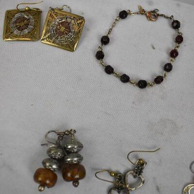 10 pc Costume Jewelry, Various Metal Necklace 2 charms, Bracelet, 7 prs earrings