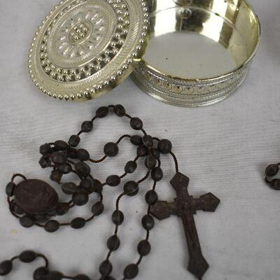 4 pc Rosary: 2 Rosaries & 2 containers. All plastic
