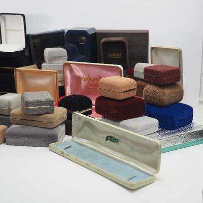 Lot 114 Empty Velvet jewelry clam shell boxes