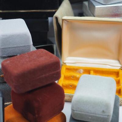 Lot 114 Empty Velvet jewelry clam shell boxes