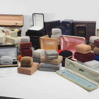 Lot 114 Empty Velvet jewelry clam shell boxes