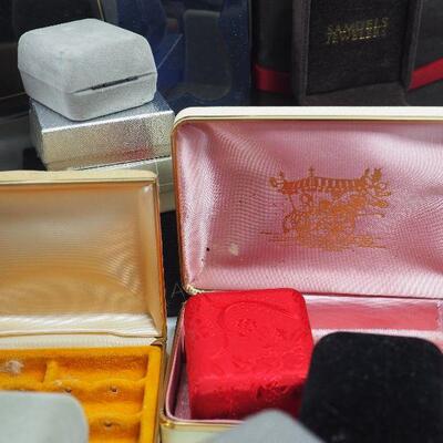 Lot 114 Empty Velvet jewelry clam shell boxes