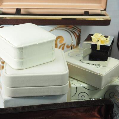 Lot 114 Empty Velvet jewelry clam shell boxes