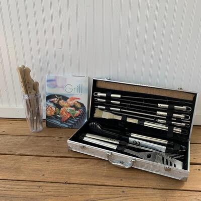 Lot 29 - Vermont Castings Grill with Grill Accessories