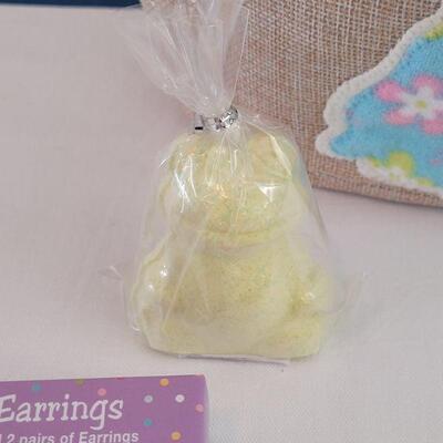 Lot 26: New Easter Purse Basket with Bunny Coin Purse, Keychain, Rings & Earrings Set & Bath Fizzie