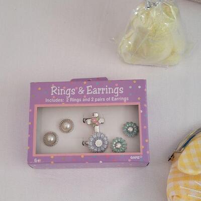 Lot 26: New Easter Purse Basket with Bunny Coin Purse, Keychain, Rings & Earrings Set & Bath Fizzie