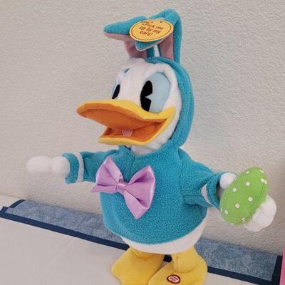 Lot 38: New Animated Donald Duck & Bubbles 