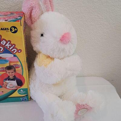 Lot 67: NEW PlayDoh Cake Station and Singing Bunny 