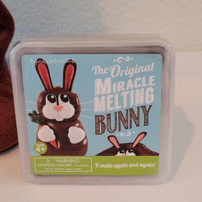 Lot 99: New Animated Bunny, Melting Bunny and Hanna's Handiworks Bunny Deco