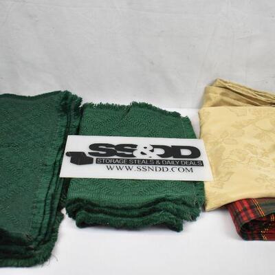 Holiday Table Set, 7 Green Placemats & Table Runner, Gold & Plaid Table Cloths 