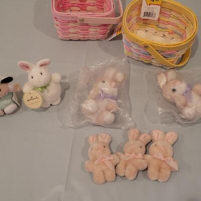 Lot 102: (2) Small Baskets & Small Plushies 