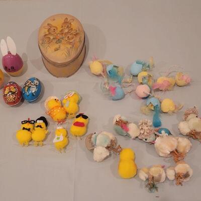 Lot 110: Vintage Easter Decorations 