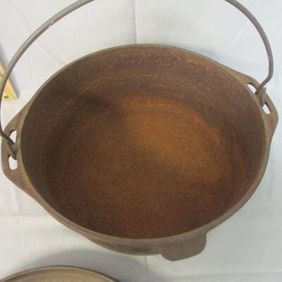 Lot 26 - Cast Iron Dutch Oven LOCAL PICK UP ONLY