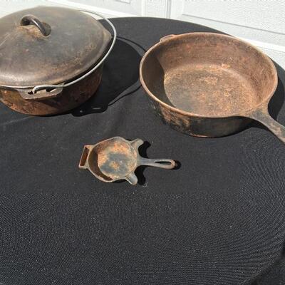 Three piece cast-iron cookware and pan lot with Dutch oven 10.5 inch pans