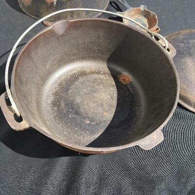 Three piece cast-iron cookware and pan lot with Dutch oven 10.5 inch pans