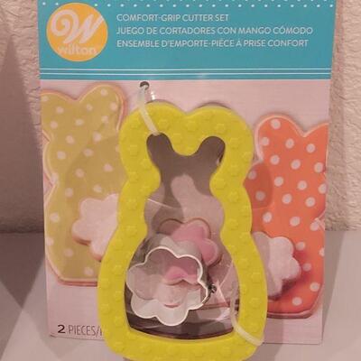 Lot 134: New Silicone Pancake Molds, Wilson's Cookie Cutters & Cupcake Decorating Kit