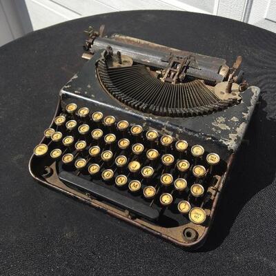 Vintage typewriter for parts or restoration 11w x 12d x 3.5â€h
