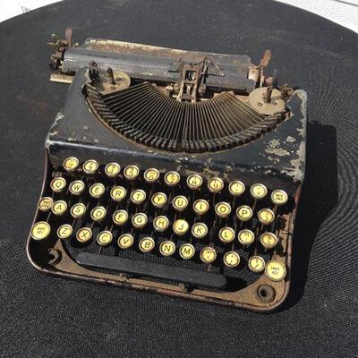 Vintage typewriter for parts or restoration 11w x 12d x 3.5â€h