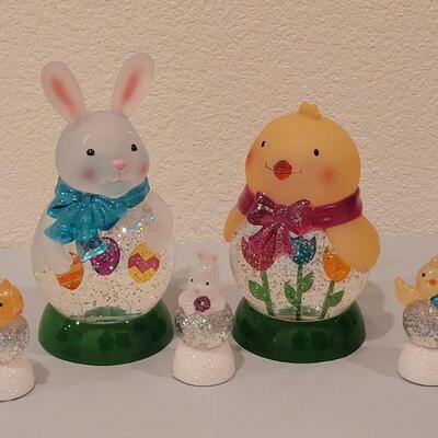 Lot 190: New Easter Snow Globes (2) Large,  (3) Small