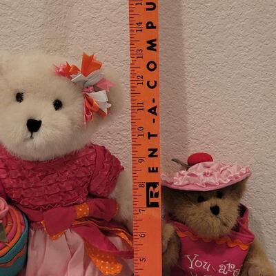 Lot 198: New Boyd's Bears Cupcake Bears