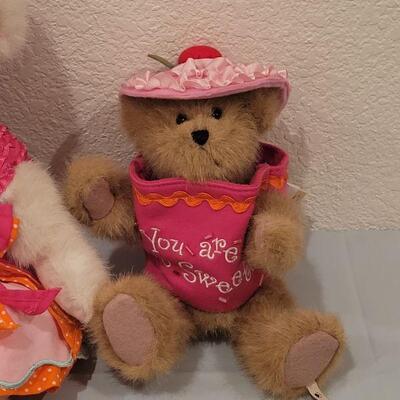 Lot 198: New Boyd's Bears Cupcake Bears
