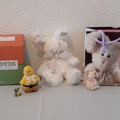 Lot 212: New Boyd's Bears Bunny in a Bag and Eggbert McNibble Box
