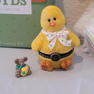 Lot 212: New Boyd's Bears Bunny in a Bag and Eggbert McNibble Box
