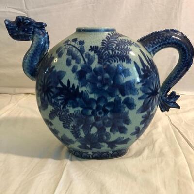 Chinese porcelain dragon vase