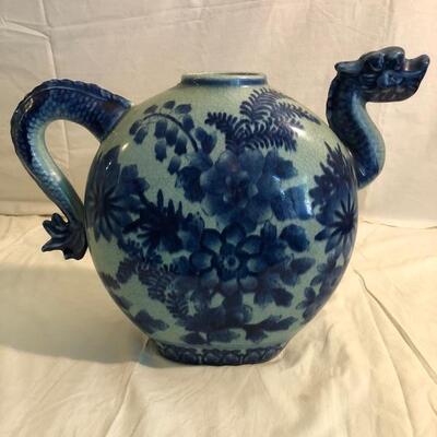 Chinese porcelain dragon vase