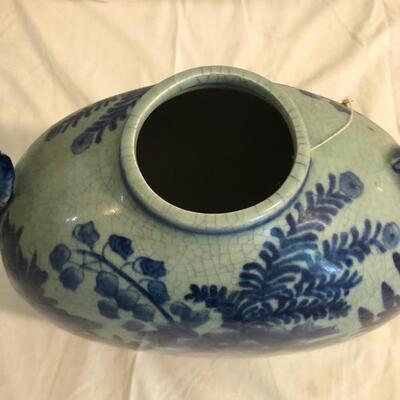 Chinese porcelain dragon vase