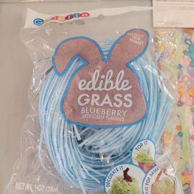 Lot 242: New Disposable Plates and Napkins, Treat Bags, Edible Grass, Window Easter Gels