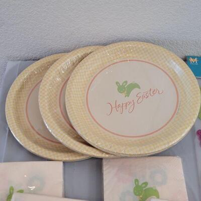 Lot 242: New Disposable Plates and Napkins, Treat Bags, Edible Grass, Window Easter Gels