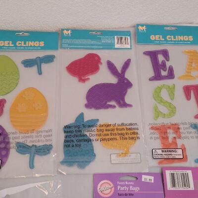 Lot 242: New Disposable Plates and Napkins, Treat Bags, Edible Grass, Window Easter Gels