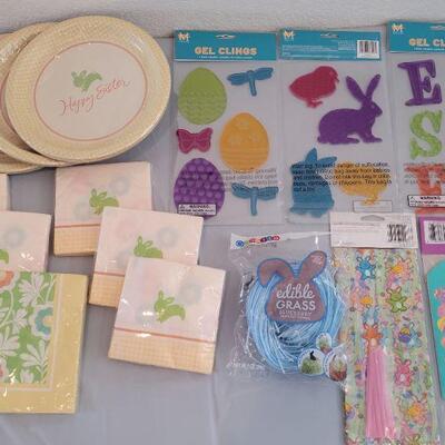 Lot 242: New Disposable Plates and Napkins, Treat Bags, Edible Grass, Window Easter Gels