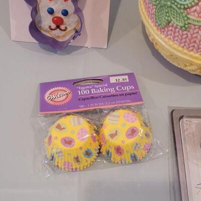 Lot 266: New Cookie Jar, Cookie Cutters and Mini Cupcake Baking Cups